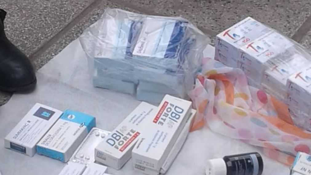 Los medicamentos, sobre una manta, en plena vereda, a la espera del intercambio.