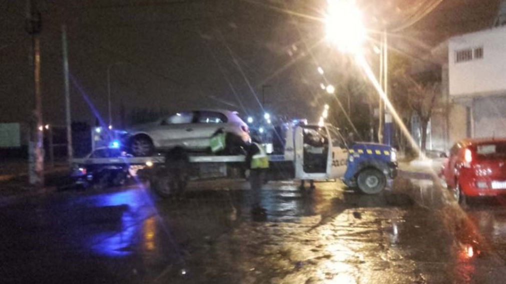 As� trabaja la polic�a en el lugar donde el agente ebr�o choc�. (Juan Carlos D�az)