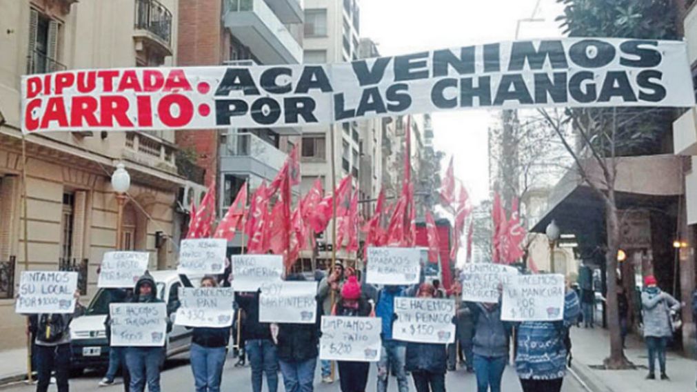 “Hago plomería”, “Soy albañil”, “Manicura por $100”, decían algunos carteles