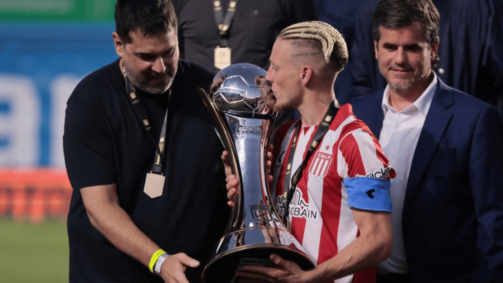 "Chiqui" Tapia no le entregó el Trofeo de Campeones a Estudiantes y estalló el escándalo: el particular saludo y los motivos de su ausencia