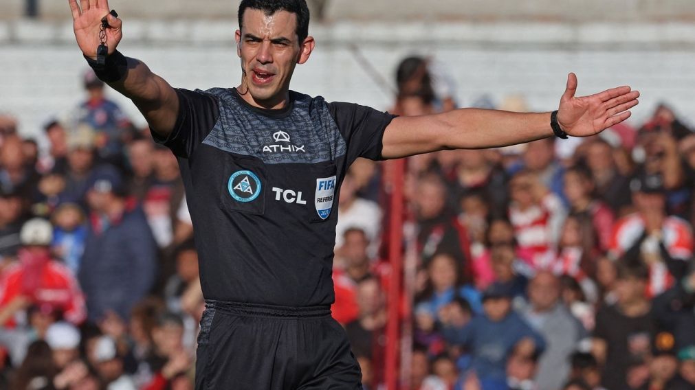 Se confirmó el árbitro para el Trofeo de Campeones entre Estudiantes y Platense