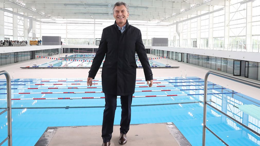 Mauricio Macri en la pileta preparada para recibir los Juegos Olímpicos de la Juventud en octubre.