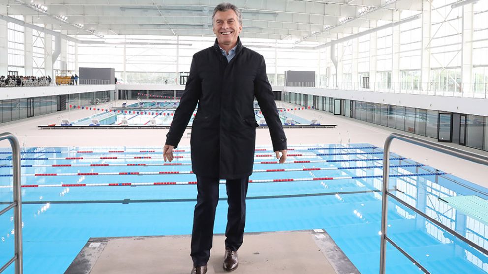 Mauricio Macri en la pileta preparada para recibir los Juegos Olímpicos de la Juventud en octubre.