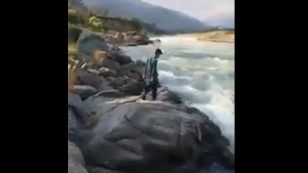 El chico perdió el control de su cuerpo y cayó al agua.