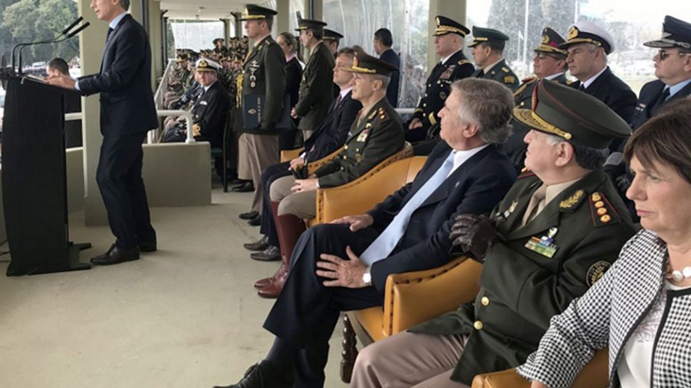 Especulan con que la suspensión del tradicional desfile sea por miedo a escraches.