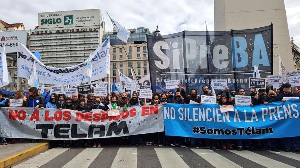 Organizaciones sociales y políticas marcharon en apoyo a los despedidos.