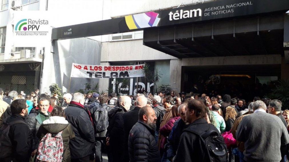 Despedidos protestando frente a Télam.