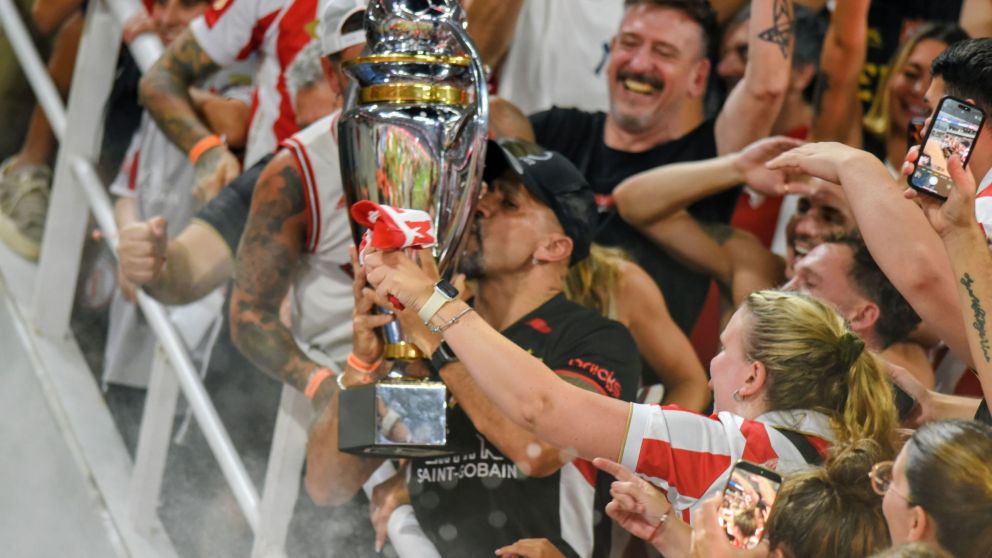 El desaforado festejo de Ver�n con la copa en la cara de "Chiqui" Tapia tras la consagraci�n de Estudiantes