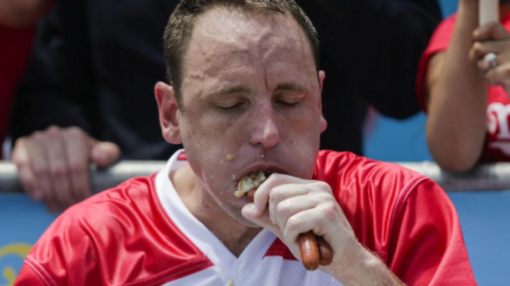 Joey Chesnut, en acción. Este hombre es imbatible a la hora de deglutir "hot dogs" (AFP).