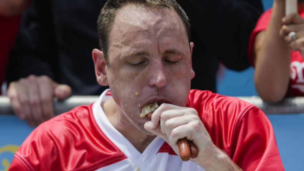 Joey Chesnut, en acción. Este hombre es imbatible a la hora de deglutir "hot dogs" (AFP).