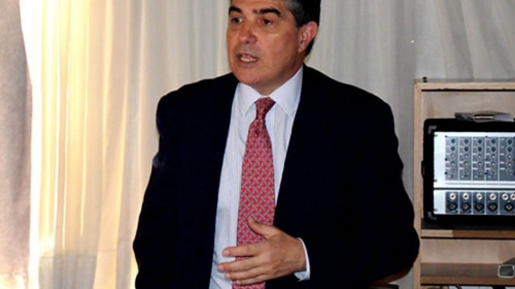 El segundo del ministro Ibarra figura como accionista y administrador.