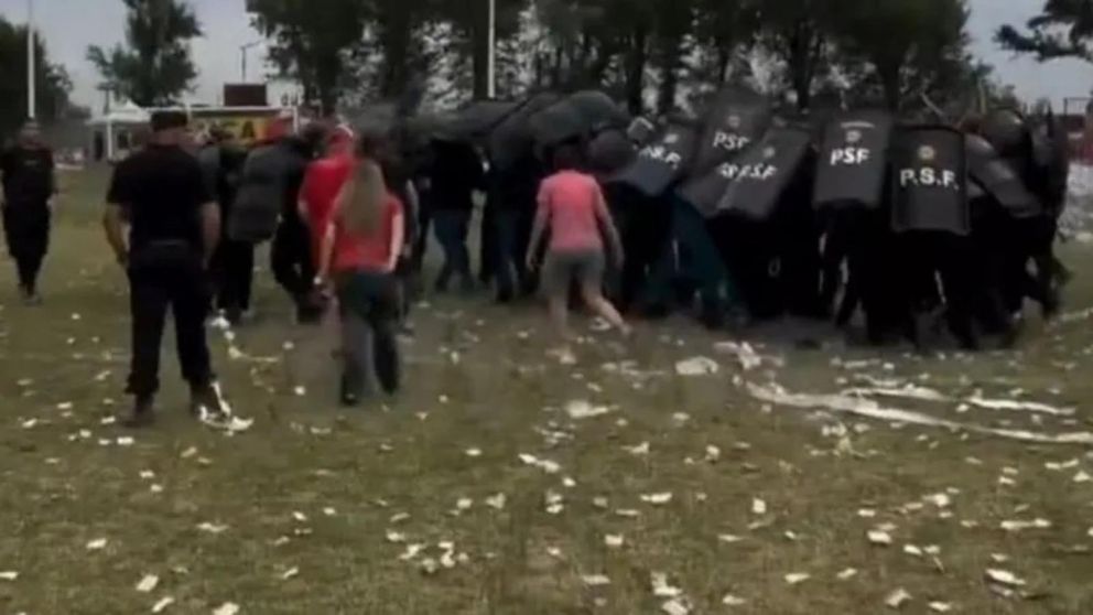 VIDEO: el polémico árbitro Andres Merlos fue agredido tras una muy caliente final de la Liga de Casilda