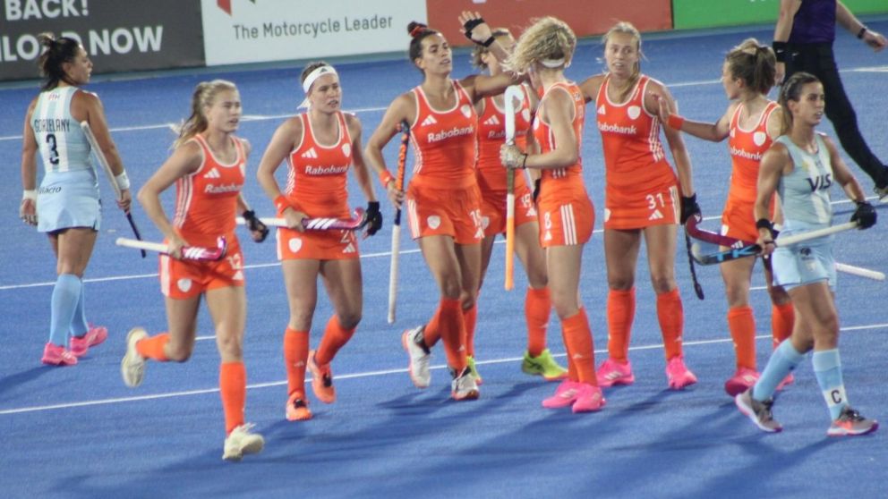 Las Leonas sufrieron una terrible goleada ante Países Bajos y Los Leones vencieron a Pakistán en la FIH Pro League