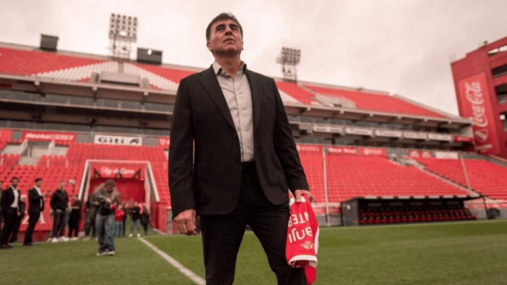 Gustavo Quinteros se plantó ante la dirigencia con dos nombres para sumar como refuerzos de Independiente