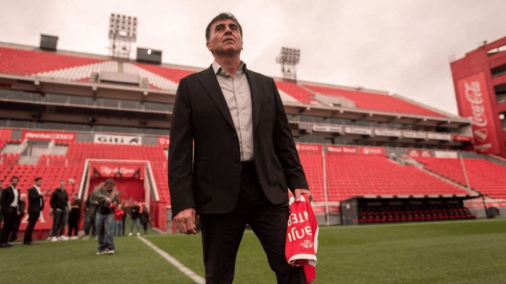 Gustavo Quinteros se plantó ante la dirigencia con dos nombres para sumar como refuerzos de Independiente