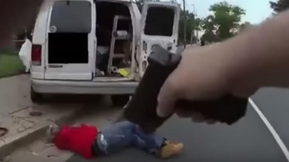 Una secuencia impactante que muestra cómo el oficial acribilla al agresor.