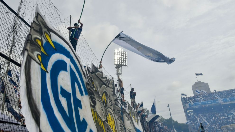 Gimnasia La Plata, en estado de shock: el hincha que cayó de una de las tribunas está en estado delicado