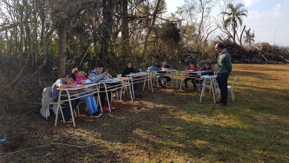 Los alumnos estudian expuestos a las bajas temperaturas.