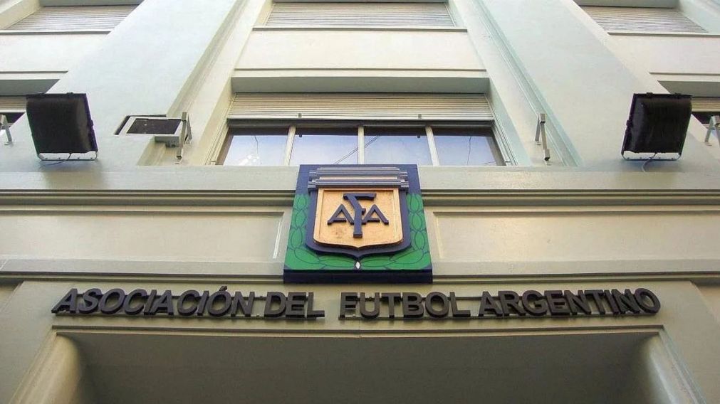 Allanan la AFA, el predio de Ezeiza y 17 clubes por la financiera que vinculan con "Chiqui" Tapia