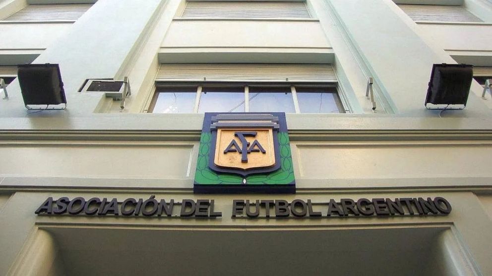 Allanan la AFA, el predio de Ezeiza y 17 clubes por la financiera que vinculan con "Chiqui" Tapia