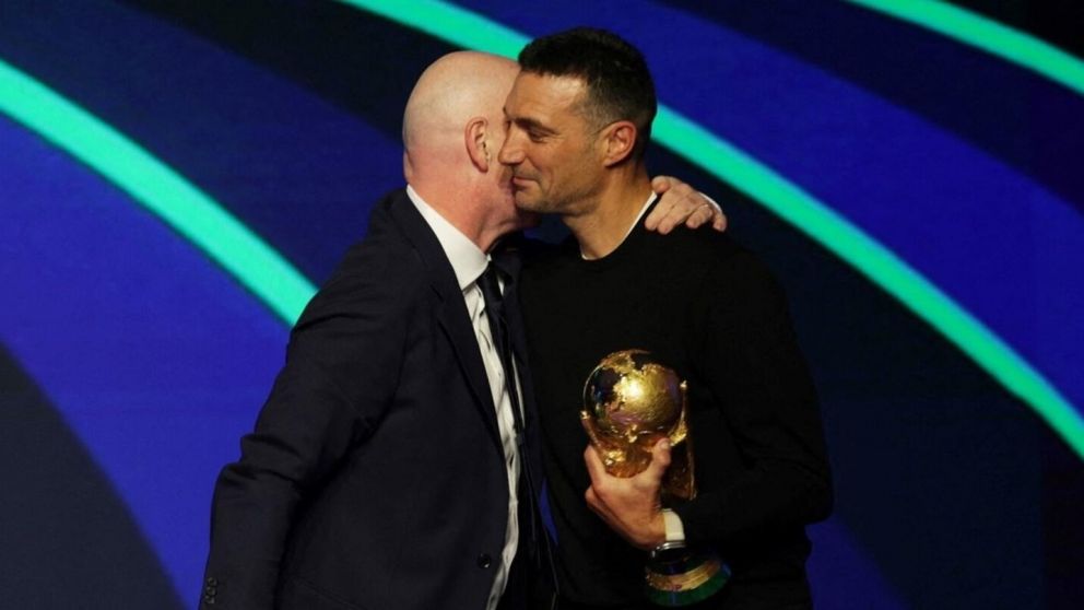 Scaloni tuvo su redención con la Copa del Mundo de la FIFA: Infantino le pidió disculpas y lo dejó tocarla sin guantes