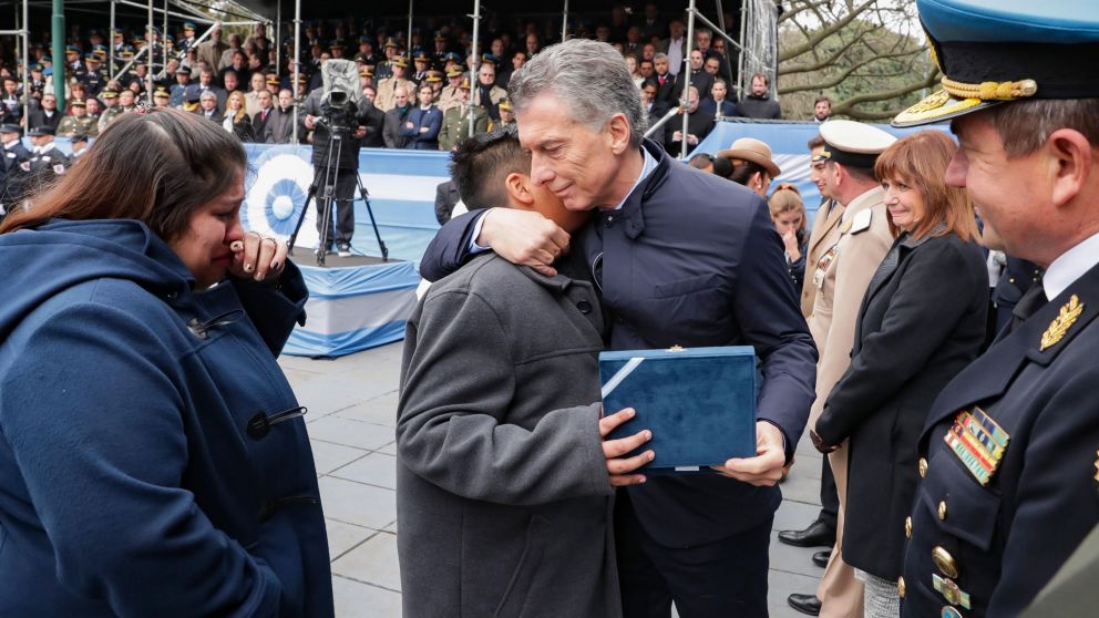 Macri, junto a familiares de efectivos caídos (Presidencia).