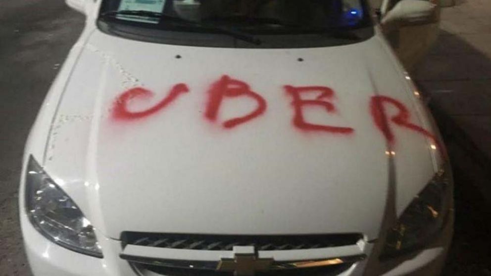 Con aerosoles tambi�n dejan su marca los taxistas que est�n en contra de Uber.
