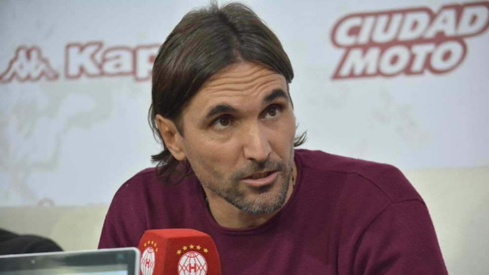 Diego Martínez tomó su primera decisión en Huracán y limpió a un histórico