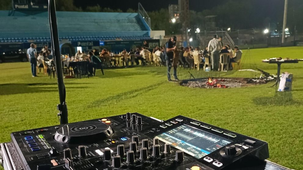 El inédito festejo del plantel Estudiantes de Río Cuarto tras conseguir el histórico ascenso a Primera