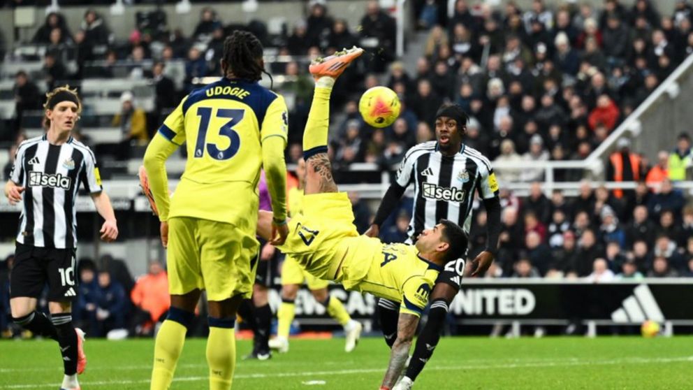 Video: el doblete de palomita y de chilena del Cuti Romero que le dio el agónico empate al Tottenham ante Newcastle