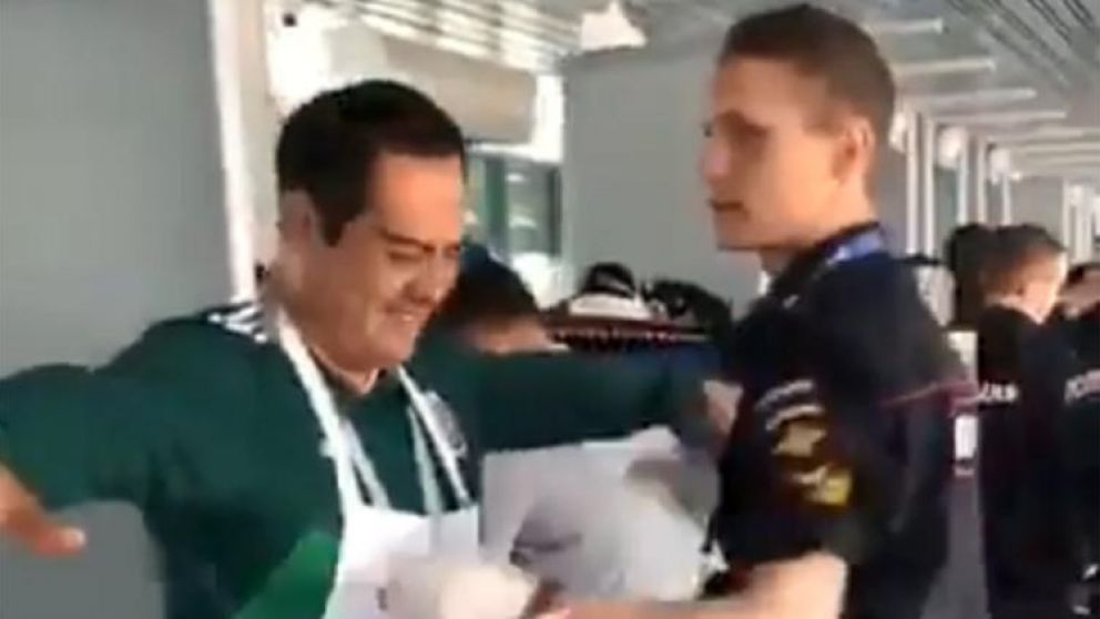 Mexicano chistoso le mostró el "pene" a un policía ruso: acabó siendo viral