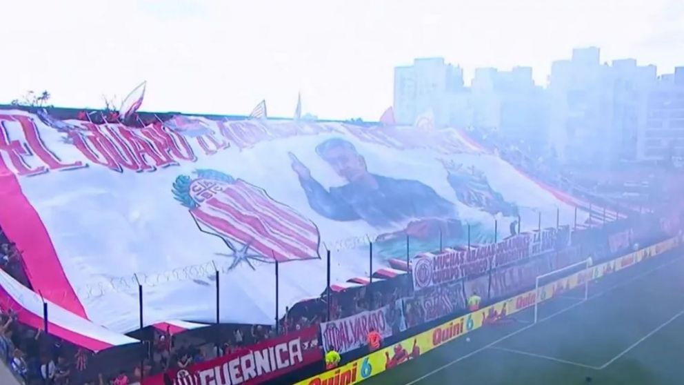Barracas Central despleg� una enorme bandera en apoyo a "Chiqui" Tapia en medio de la guerra con Ver�n