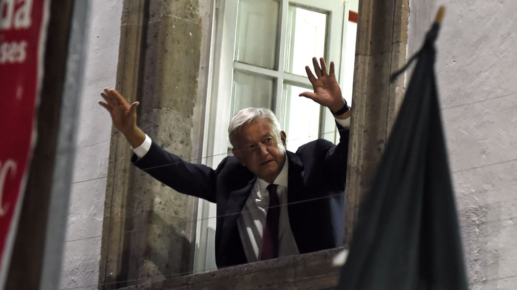 López Obrador saluda victorioso desde la ventana (AFP).