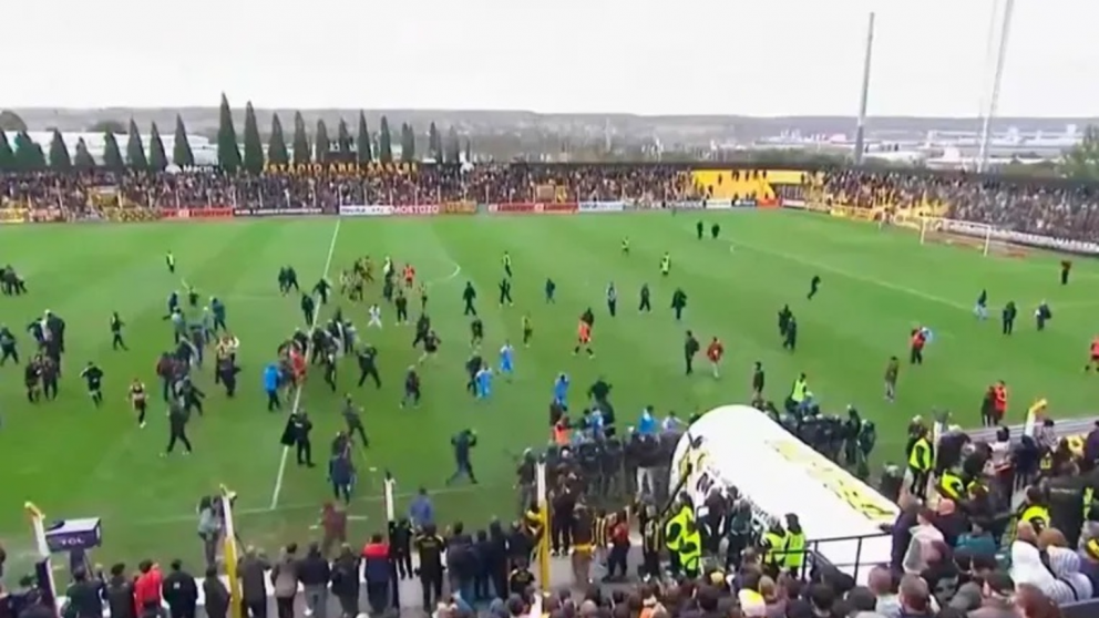 Videos: los tremendos incidentes de los hinchas de Deportivo Madryn en el ascenso de Estudiantes de Río Cuarto a la Liga Profesional