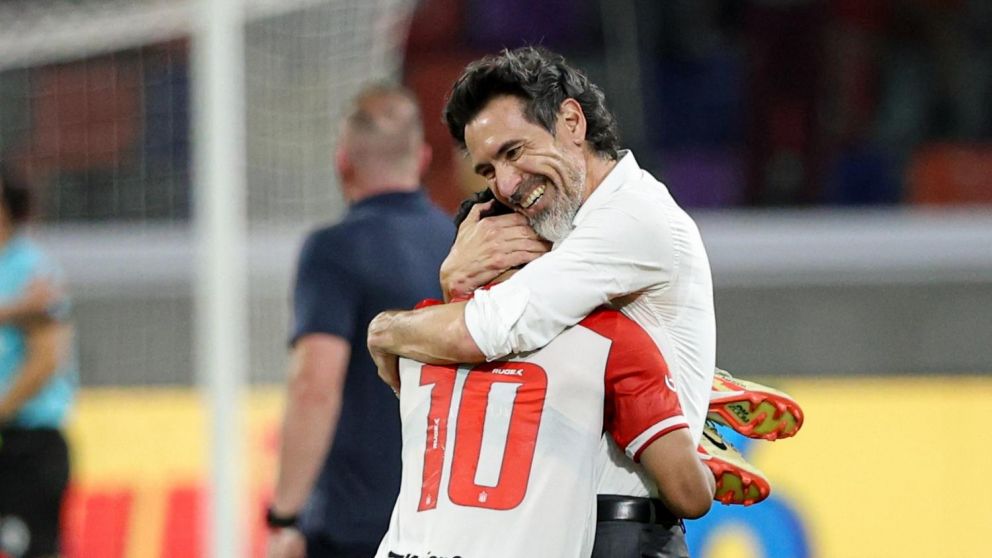 Eduardo Domínguez fue tajante tras la sanción de la AFA a Estudiantes por polémico pasillo de espalda a Rosario Central: "El equipo..."