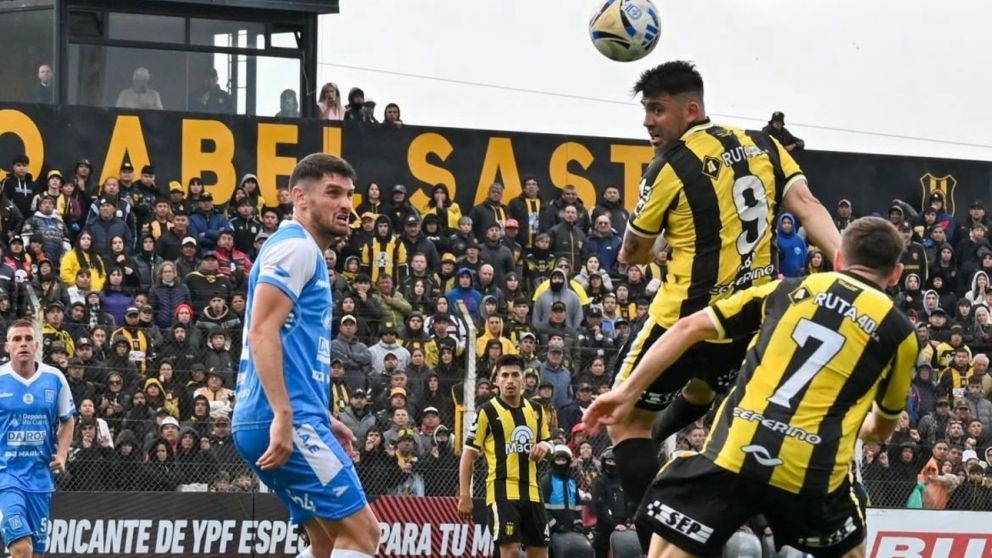 Estudiantes de R�o Cuarto empat� con Deportivo Madryn en la final del Reducido y ascendi� a Primera Divisi�n