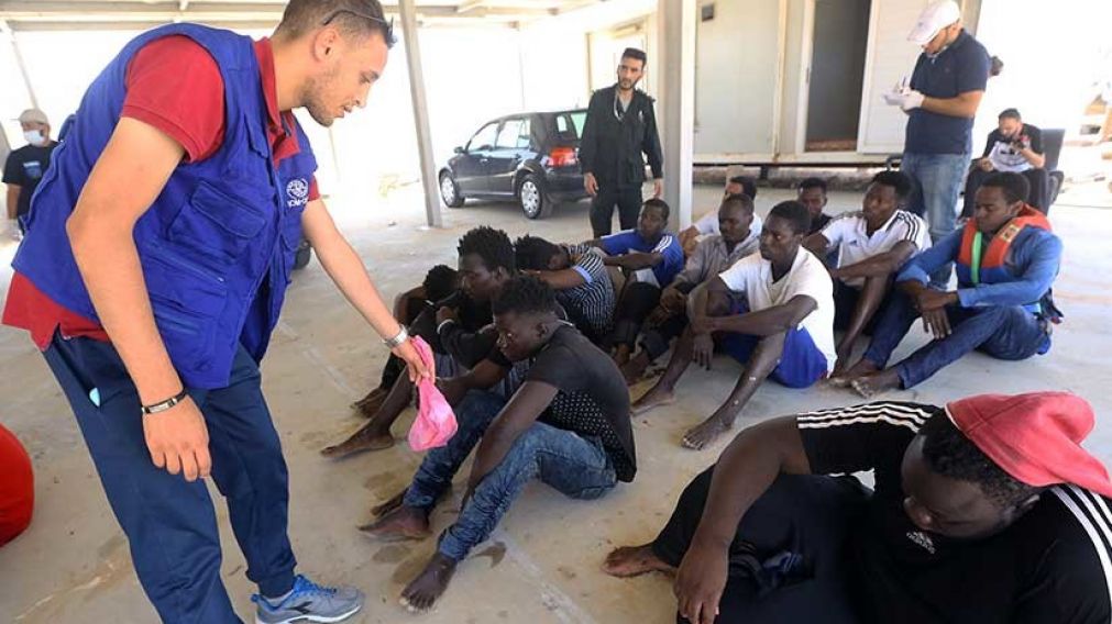 Los rescatados fueron llevados al centro de detención al este de Trípoli.