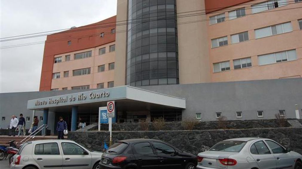 Llegó a este hospital con su hijo sin vida. (Archivo)