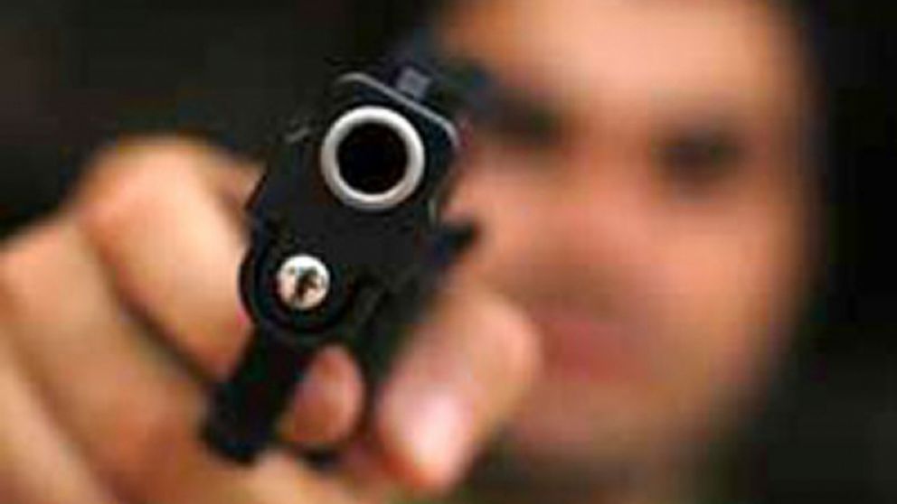 Los delincuentes estaban armados y le dispararon al policía.