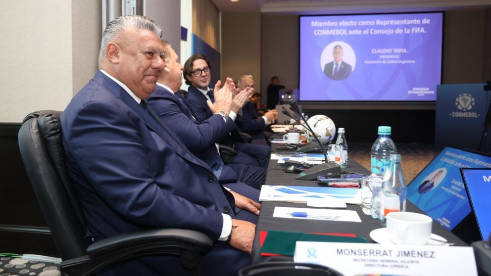 Chiqui Tapia recibió un fuerte respaldo de FIFA y Conmebol tras la sanción a Verón
