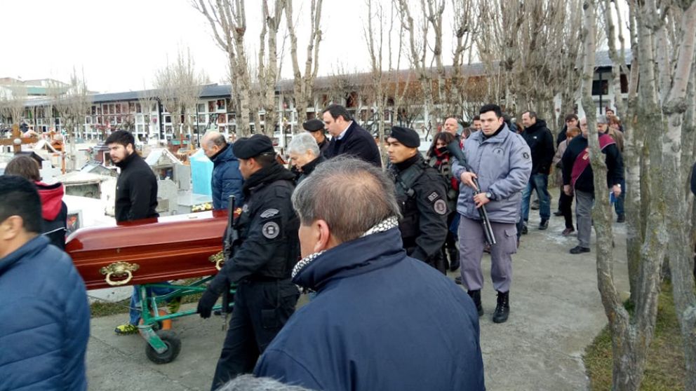 Lázaro Báez fuertemente custodiado durante el funeral de su madre.