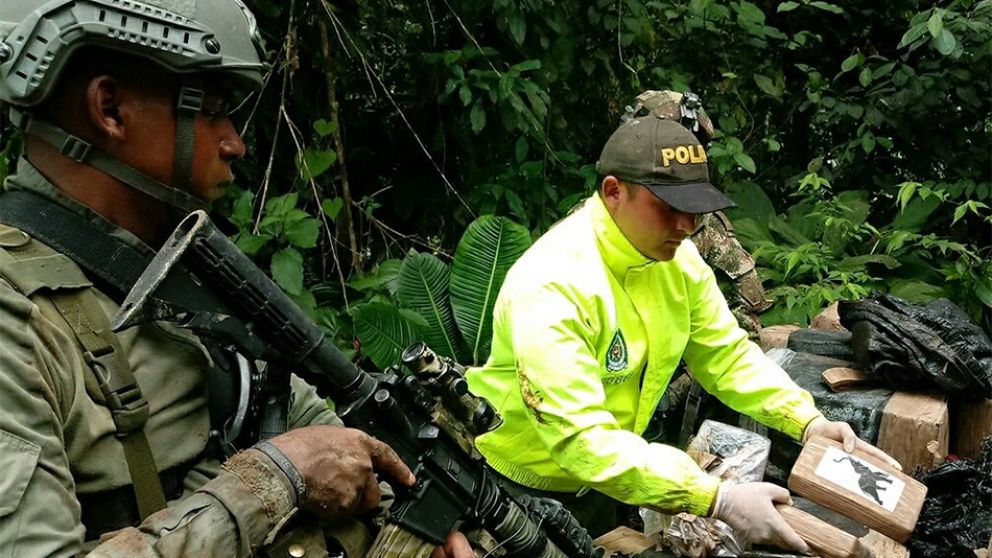 Así lo policía realizaba el conteó de lo secuestrado. (laconversación.net)