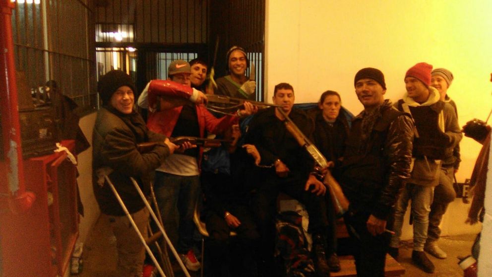 Los reclusos con los polic�as en la toma de rehenes.