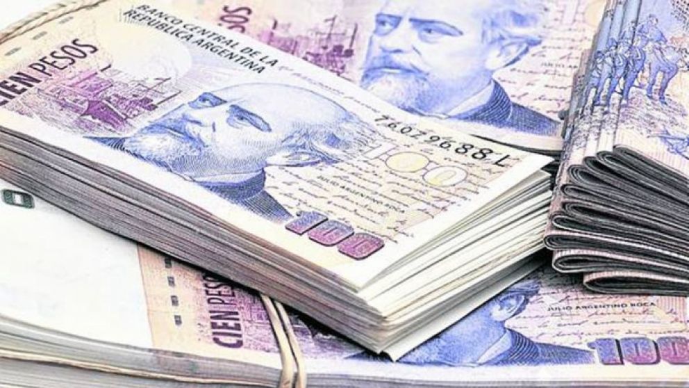 Robó a mano armada y su papá lo obligó a devolver la plata.