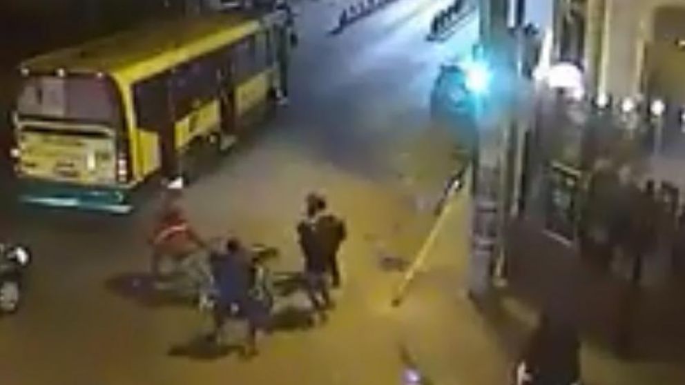 Vecinos muelen a golpes a ladrón que le robó la moto a mujer