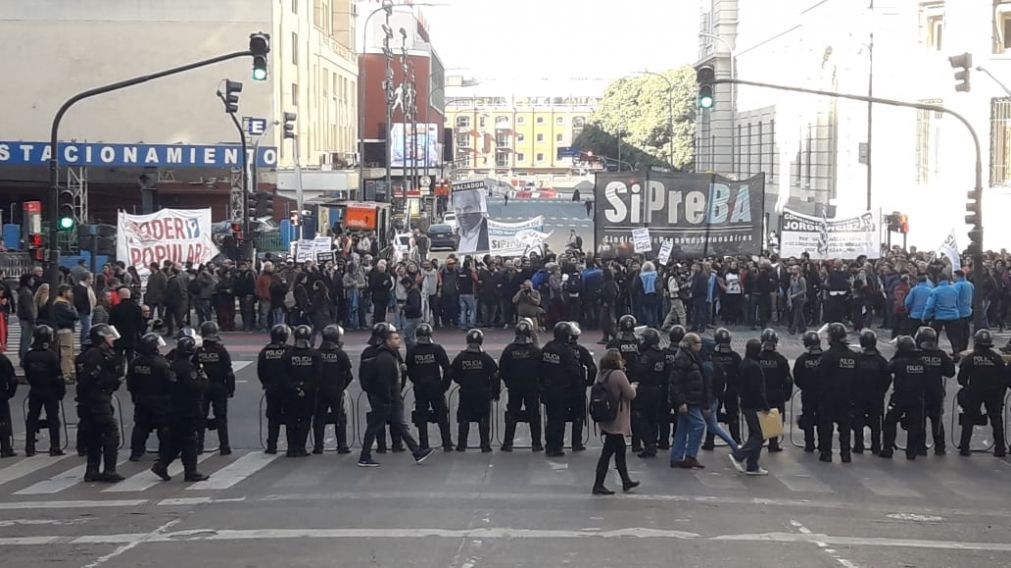 Marcha de los trabajadores y fuerte custodia policial.