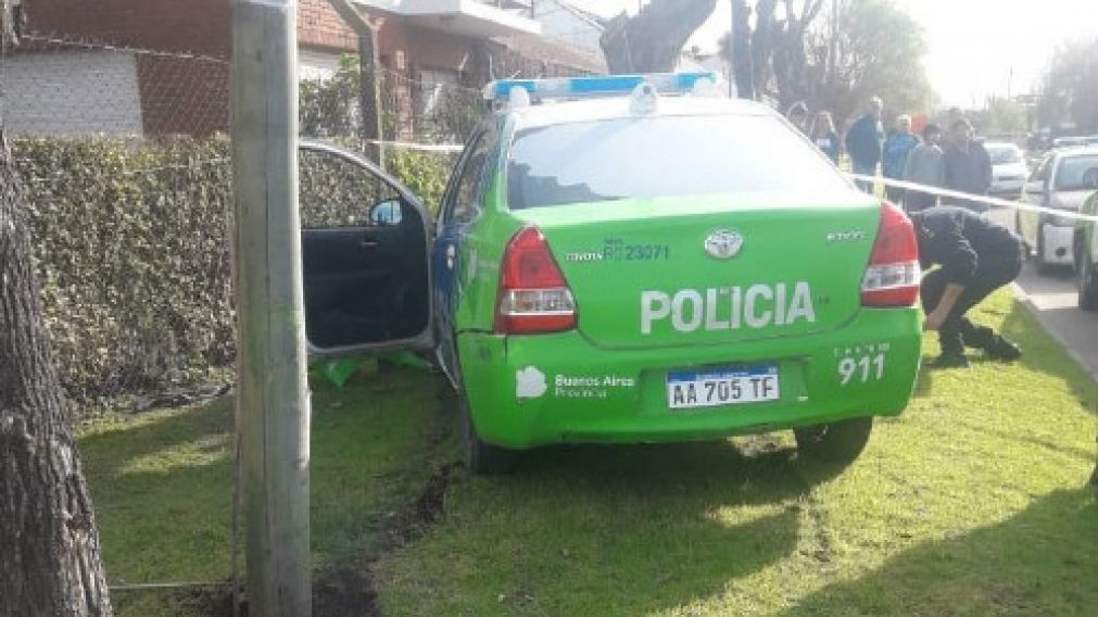 Por esquivar a los accidentados, tambi�n choc� este patrullero. 