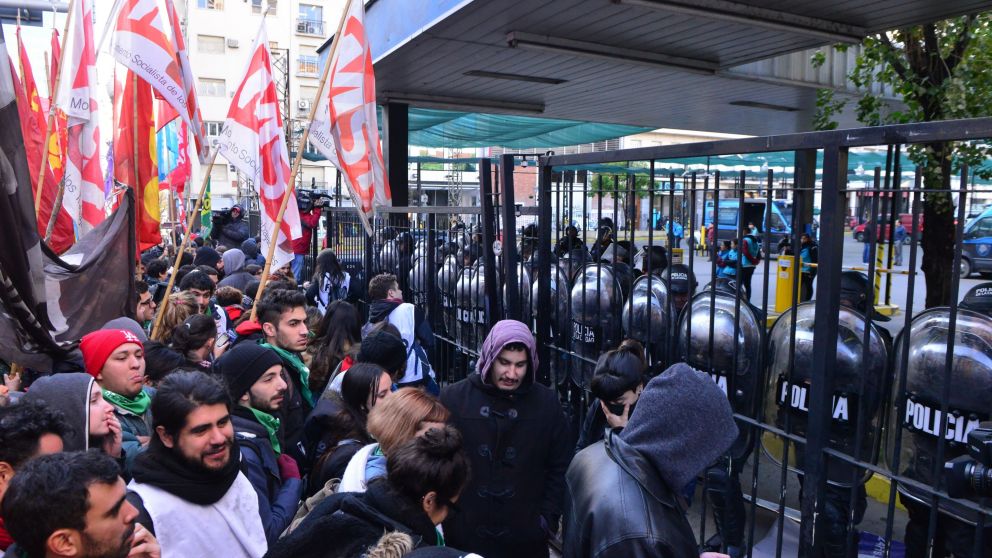 Estudiantes de la FUBA se enfrentaron con la policía.(Jonatan Moreno/Crónica)