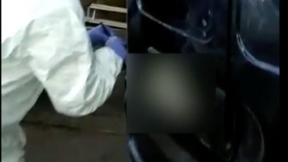 Peritos tomando huellas en su camioneta Renault Kangoo, donde cometió la violación.