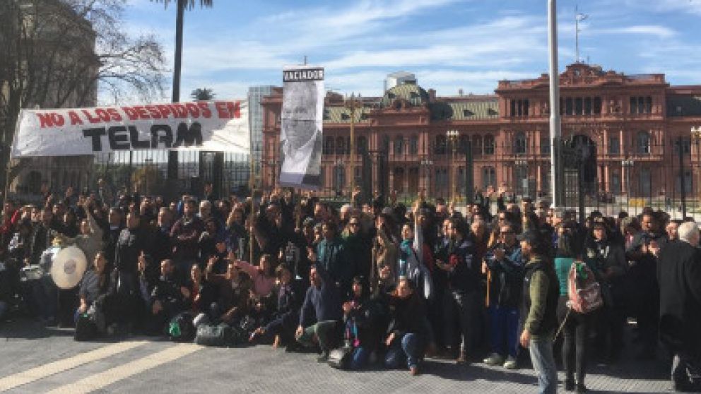 Trabajadores de Télam marcharon a Plaza de Mayo por los despidos.